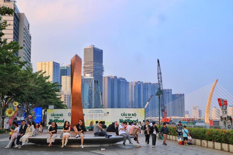 Tối nay, 'biển người' đang ở trung tâm TP.HCM chờ ngắm pháo hoa giao thừa 2026 - Ảnh 4.