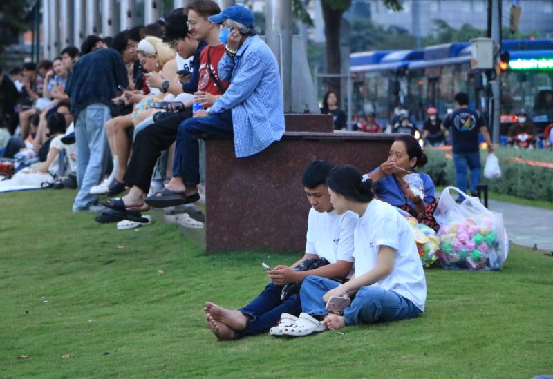 Tối nay, 'biển người' đang ở trung tâm TP.HCM chờ ngắm pháo hoa giao thừa 2026 - Ảnh 5.