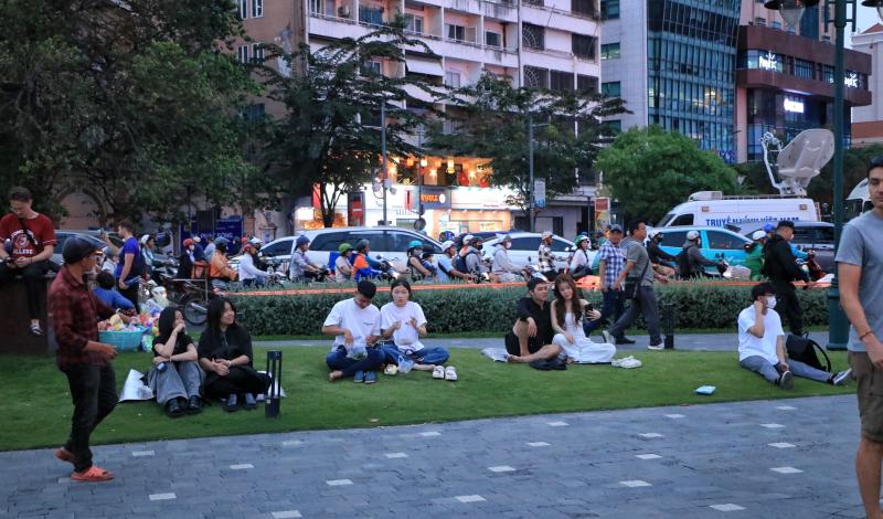 Tối nay, 'biển người' đang ở trung tâm TP.HCM chờ ngắm pháo hoa giao thừa 2026 - Ảnh 7.