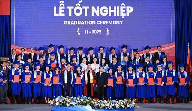 Trường ĐH Bách khoa TP.HCM trả lương cho người học tiến sĩ - Ảnh 1.