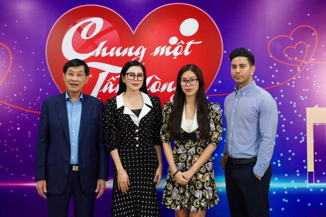 Gia đình doanh nhân Johnathan Hạnh Nguyễn ủng hộ 10 tỉ đồng cho đồng bào miền Trung - Ảnh 2.