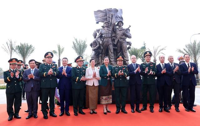 Bộ Quốc phòng khánh thành tượng đài chuyên gia, chiến sĩ 5 nước- Ảnh 1. Bộ Quốc phòng khánh thành tượng đài chuyên gia, chiến sĩ 5 nước- Ảnh 1.