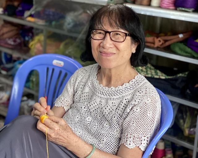 Gieo nghề cho những đôi tay khiếm khuyết: Lớp học Hoa móc len tại Cần Thơ - Ảnh 2.