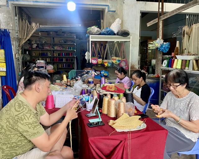 Gieo nghề cho những đôi tay khiếm khuyết: Lớp học Hoa móc len tại Cần Thơ - Ảnh 1.