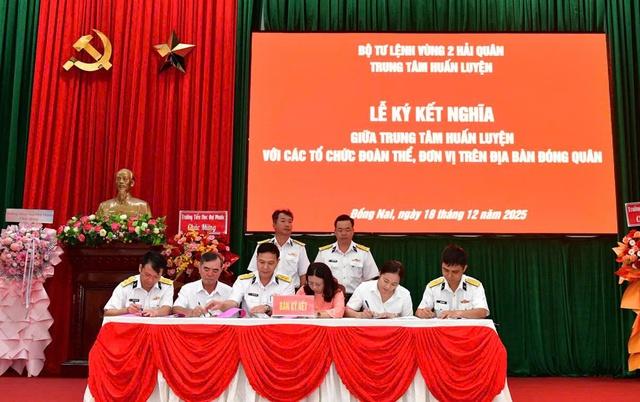 Thắt chặt tình quân dân trong hoạt động kết nghĩa của Vùng 2 Hải quân- Ảnh 2.