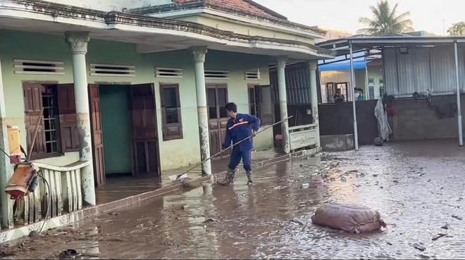 Người Đắk Lắk gom quà cứu trợ gửi vùng lũ lụt Lâm Đồng: 'Lá rách đùm lá tả tơi' - Ảnh 2.