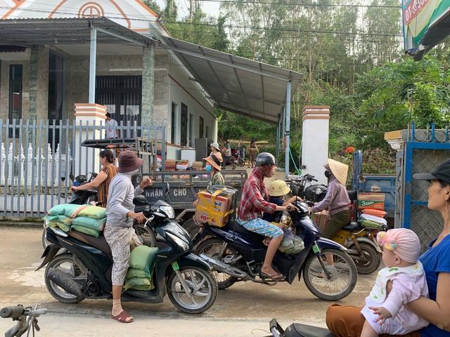 Người Đắk Lắk gom quà cứu trợ gửi vùng lũ lụt Lâm Đồng: 'Lá rách đùm lá tả tơi' - Ảnh 3.