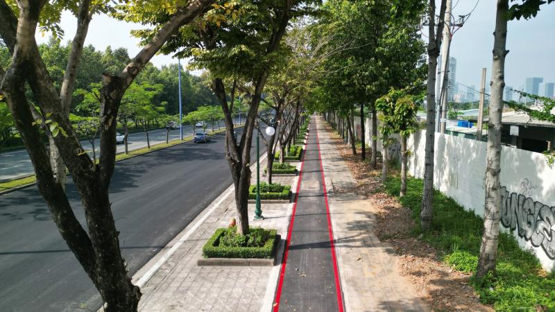 Làn xe đạp đầu tiên ở TP.HCM sắp hoàn thành: Người dân hào hứng trải nghiệm - Ảnh 2.