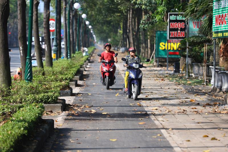 Làn xe đạp đầu tiên ở TP.HCM sắp hoàn thành: Người dân hào hứng trải nghiệm - Ảnh 9.