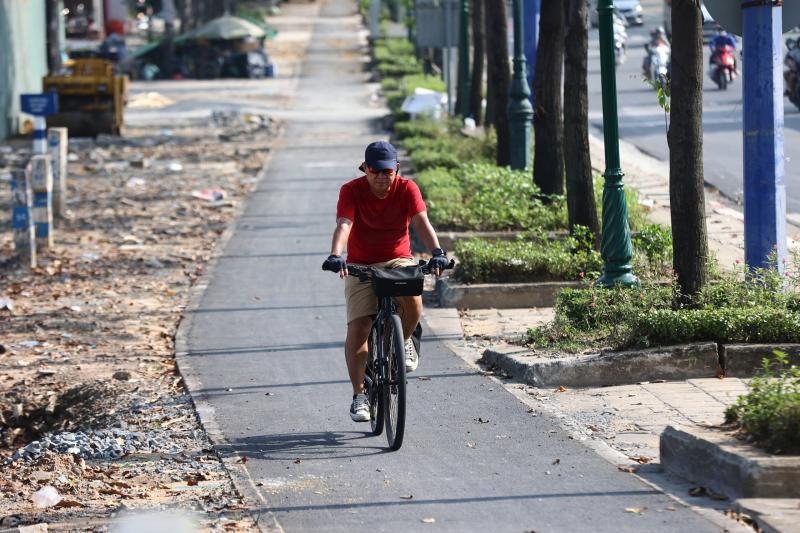 Làn xe đạp đầu tiên ở TP.HCM sắp hoàn thành: Người dân hào hứng trải nghiệm - Ảnh 1.