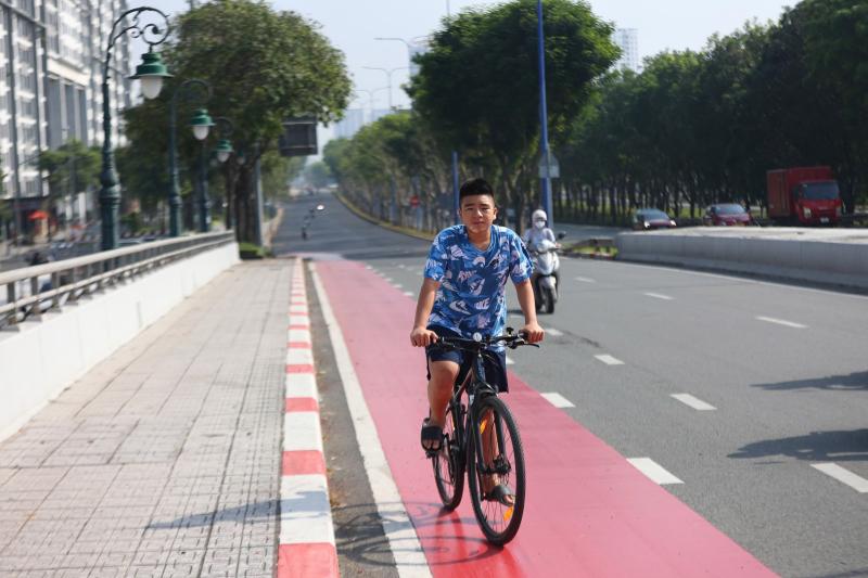 Làn xe đạp đầu tiên ở TP.HCM sắp hoàn thành: Người dân hào hứng trải nghiệm - Ảnh 3.