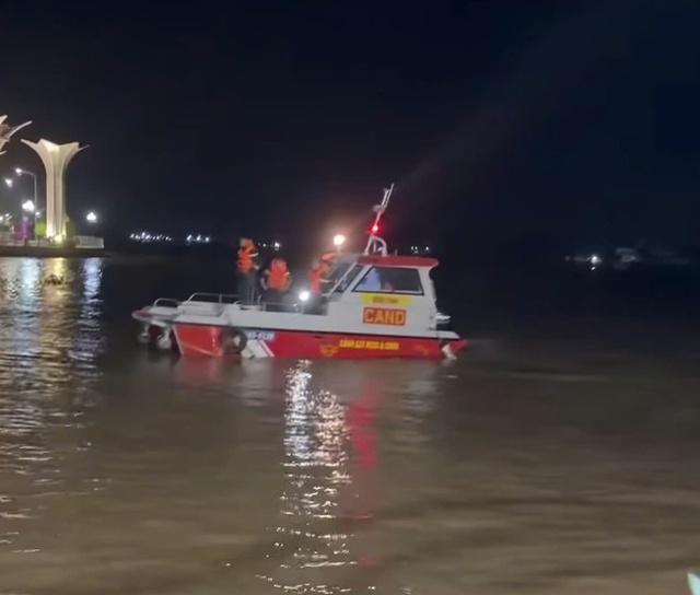 Xuyên đêm tìm kiếm nạn nhân mất tích trên sông Tiền- Ảnh 1.