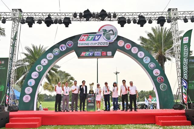 Xuất hiện cú 'hole in one' ở giải golf HTV Swing Cup 2025- Ảnh 2.