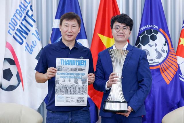 4 cuộc phỏng vấn của PV Thanh Niên và HLV Kim Sang-sik: Con người khác phía ngoài sân cỏ- Ảnh 7.