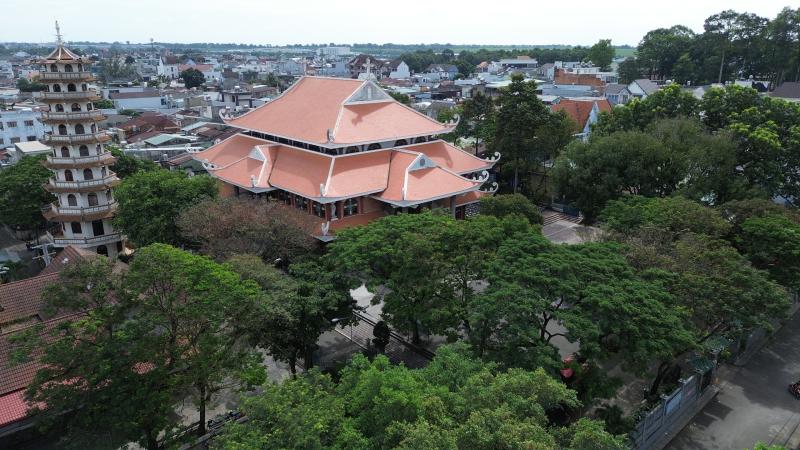 Nhà thờ có kiến trúc Á Đông, điểm nhấn là bảo tháp cao 9 tầng - Ảnh 2.