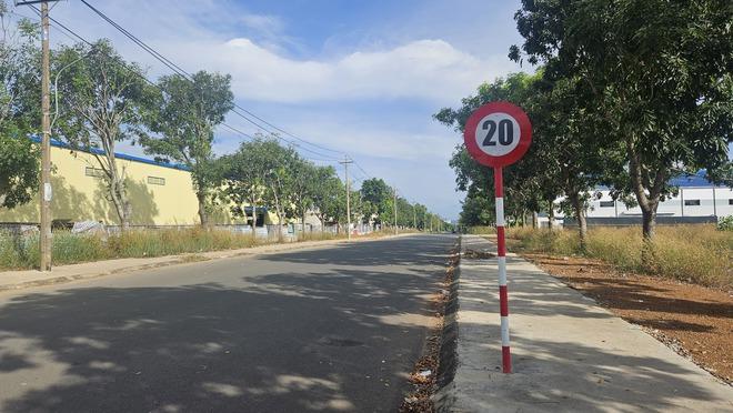 Tháo dỡ biển báo 20 km/giờ ở Đồng Nai sau phản ánh của Báo Thanh Niên- Ảnh 6.