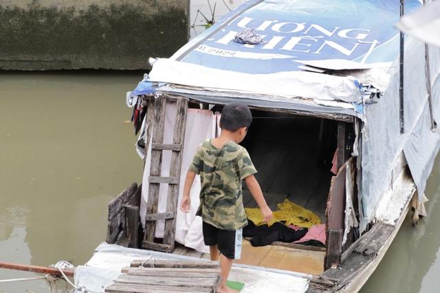 Người sống trên ghe, thuyền và 'khoảng trống' pháp lý- Ảnh 2.