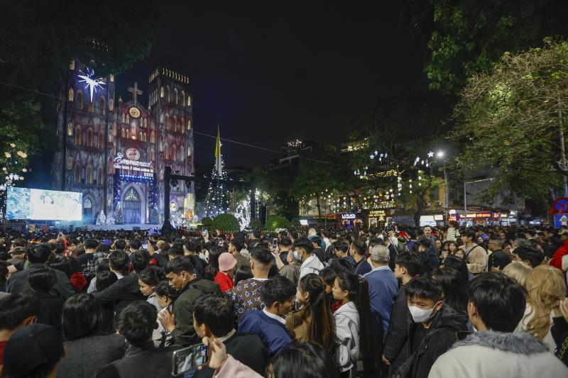 'Biển người' đổ về trung tâm Hà Nội đêm Giáng sinh- Ảnh 1.