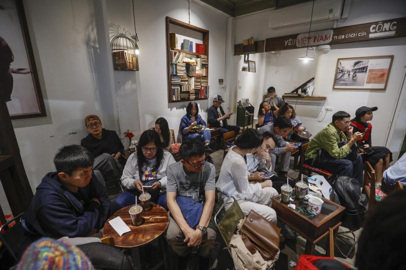 'Biển người' đổ về trung tâm Hà Nội đêm Giáng sinh- Ảnh 5.