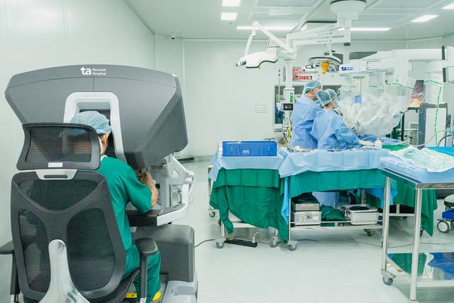 Phẫu thuật robot Da Vinci không còn là 'đặc quyền' của người có tiền- Ảnh 1.