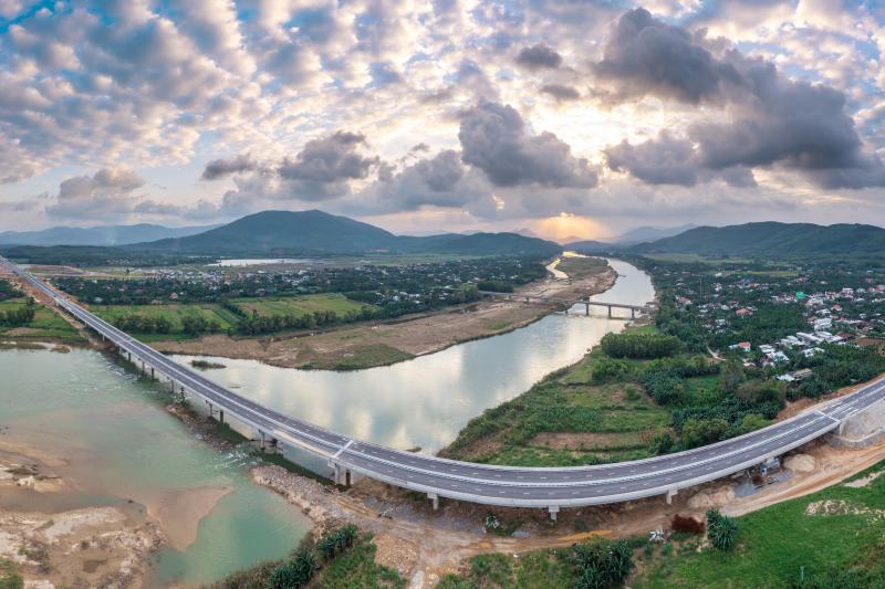 Hình hài cao tốc Quảng Ngãi - Hoài Nhơn trước ngày khánh thành 19.12 - Ảnh 2.
