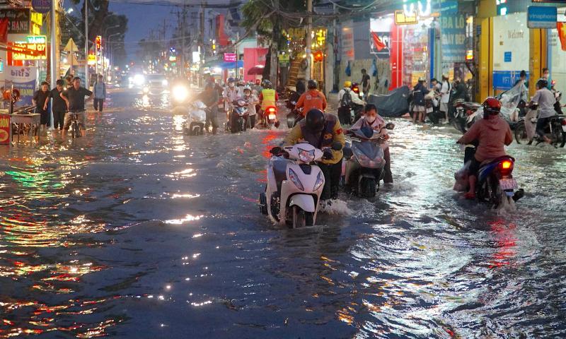 Ở TP.HCM có bao nhiêu tuyến đường bị ngập nước?  - Ảnh 1.