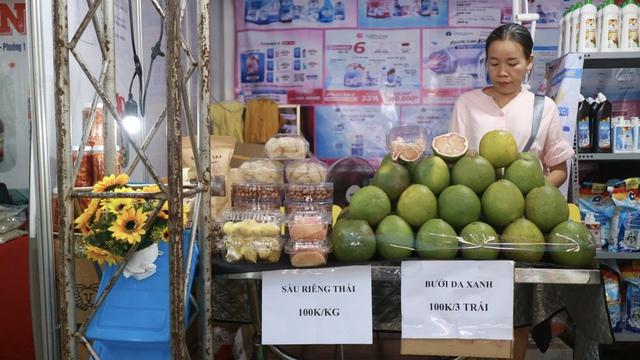 Món ngon ba miền hội tụ, phiên chợ nông sản vùng miền Bình Đông hút khách - Ảnh 4.