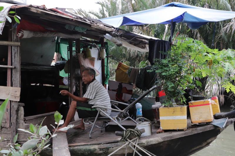 Phận đời ven kênh ở TP.HCM: 20 năm lênh đênh sông nước - Ảnh 1.