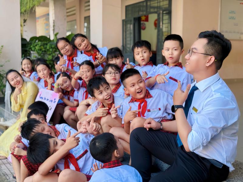 'Trường tiểu học có 2 thầy cô cưới nhau' gây sốt - Ảnh 2.
