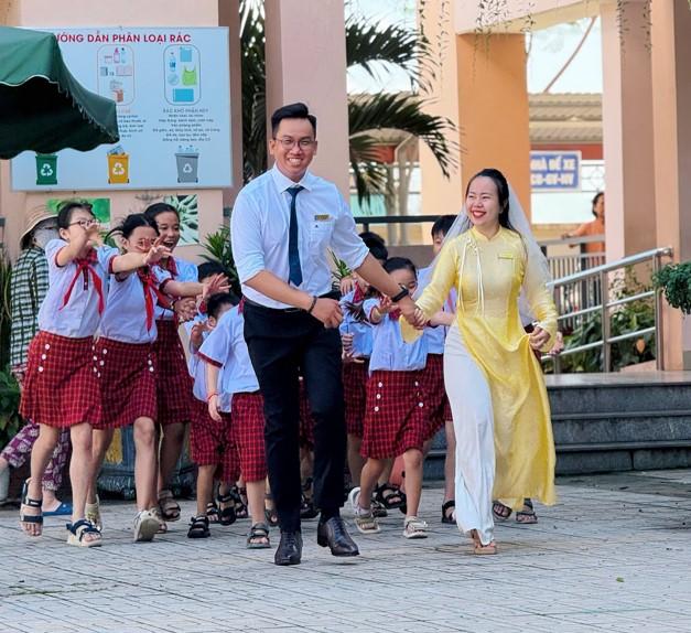 'Trường tiểu học có 2 thầy cô cưới nhau' gây sốt - Ảnh 4.