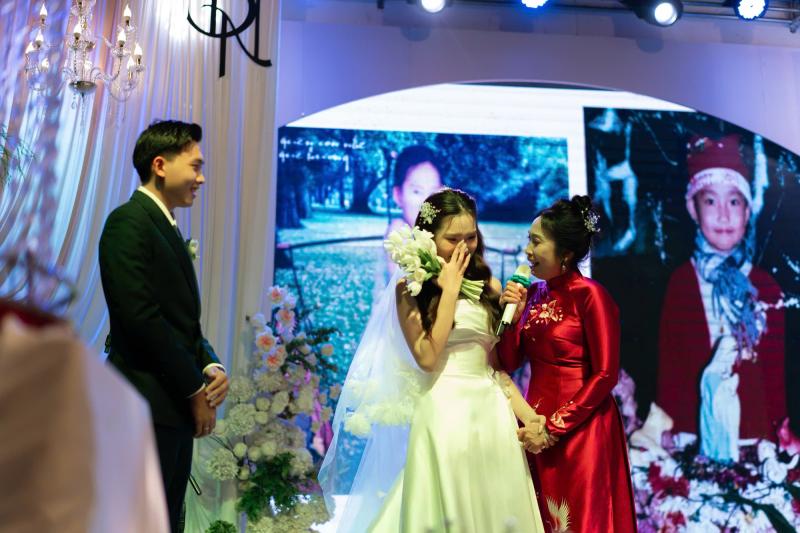Món quà đặc biệt mẹ dành cho cô dâu trong ngày cưới đầy cảm xúc - Ảnh 1.