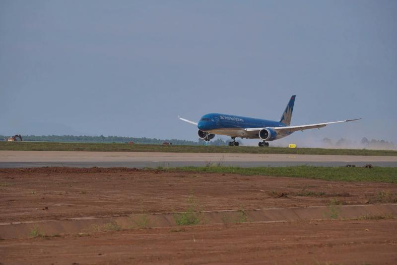 Máy bay Boeing 787 đầu tiên hạ cánh thành công tại sân bay Long Thành - Ảnh 1.