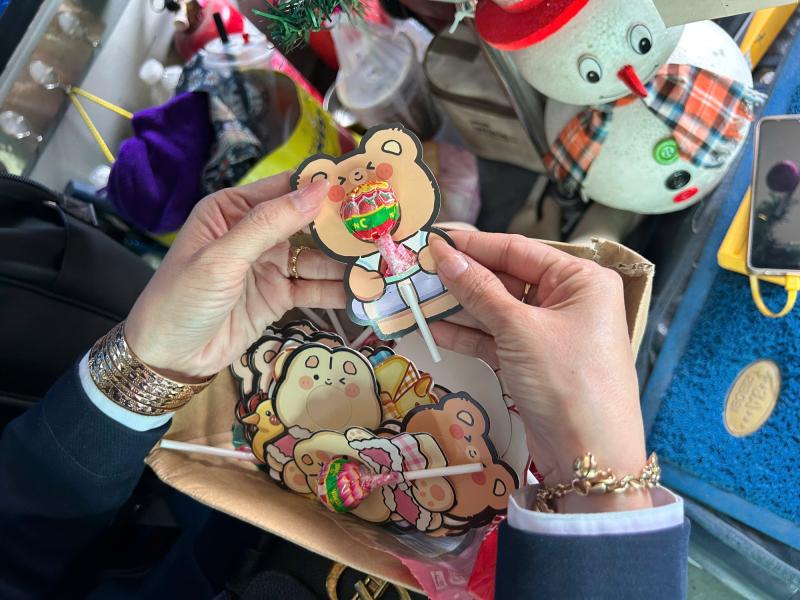 Độc lạ chiếc xe buýt trang trí Noel, tiếp viên phát kẹo miễn phí cho khách - Ảnh 7.