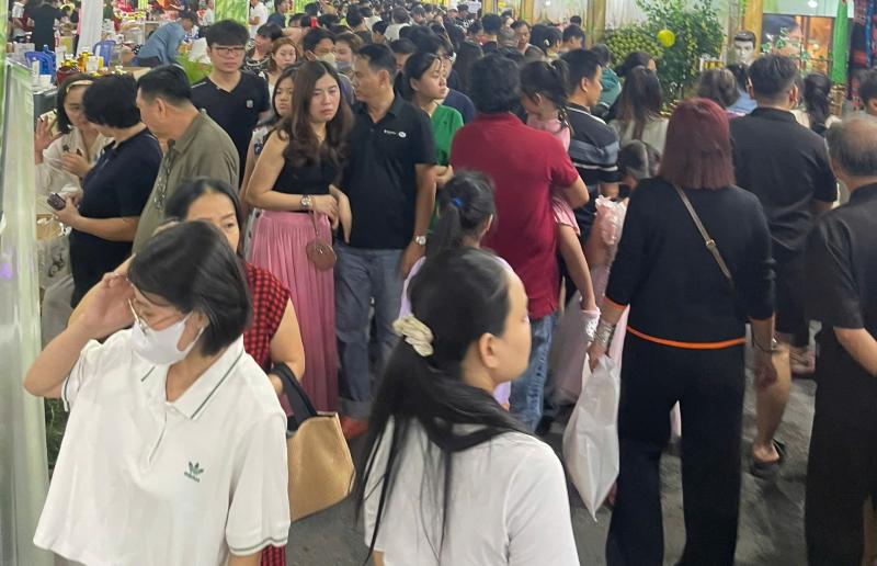 Không còn cảnh 'trên bến dưới thuyền', chợ phiên cận tết tại TP.HCM liệu còn tấp nập? - Ảnh 7.