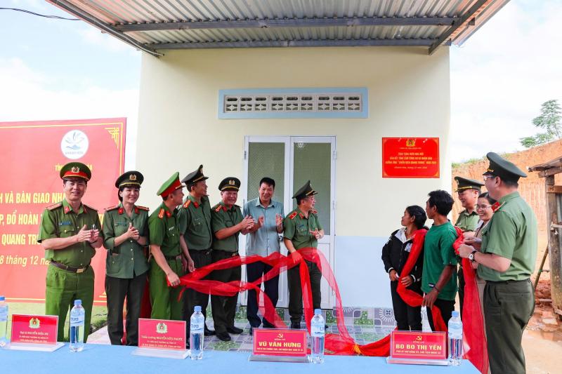 Tái thiết vùng rốn lũ - Ảnh 1.