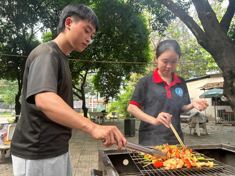 Góc sống vội: Trường cho sinh viên gói bánh tét đón tết từ tháng 12 để bớt… cô đơn- Ảnh 7.