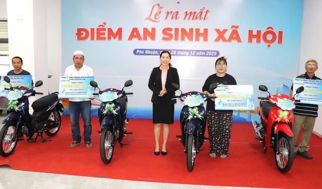 Phường Phú Nhuận ra mắt điểm an sinh, tặng xe máy, xe bánh mì - Ảnh 1.