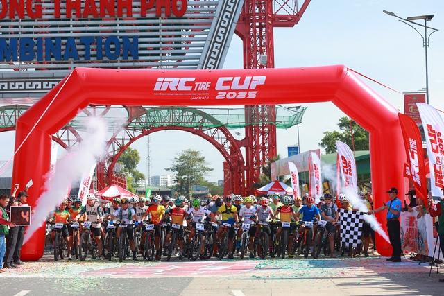 Hàng trăm tay đua xe đạp địa hình hội ngộ tại IRCtire Cup 2025- Ảnh 1.