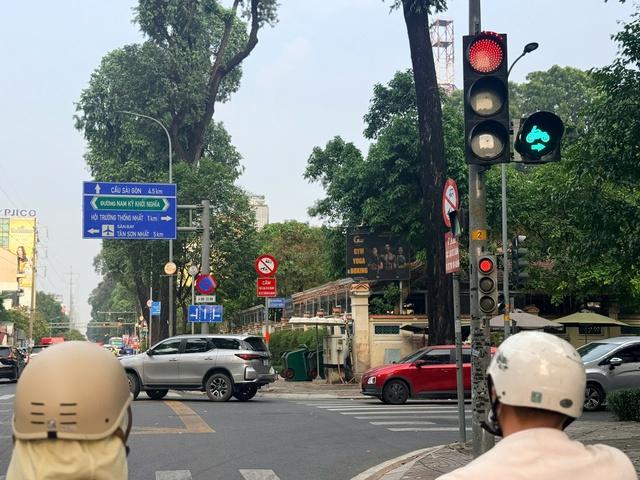 Bộ đèn cho xe máy rẽ phải khi đèn đỏ được lắp liên tục ở TP.HCM trong năm qua - Ảnh 3.