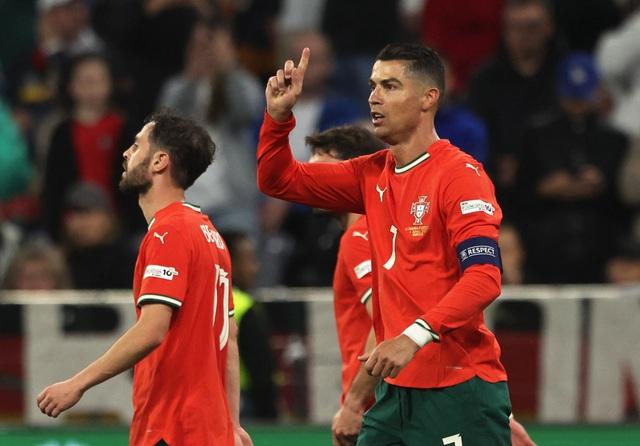 Ông Trump dự bốc thăm World Cup 2026: Lần thứ 6 cho Messi và Ronaldo, FIFA có bị kiện?- Ảnh 3.