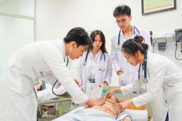 Chính sách có hiệu lực từ tháng 12.2025: Sinh viên ngành y cần lưu ý - Ảnh 1.