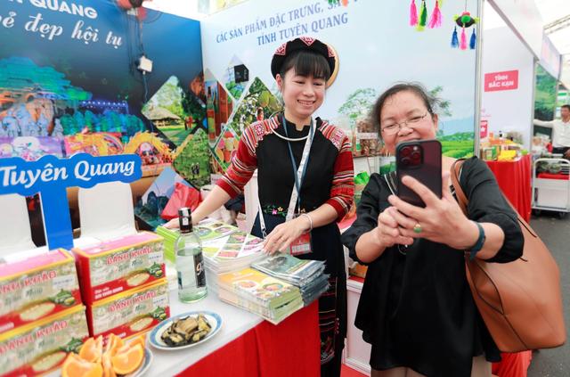 TP.HCM mở tuần lễ đặc sản vùng miền, khuyến mại lớn giúp người dân sắm Tết sớm - Ảnh 1.