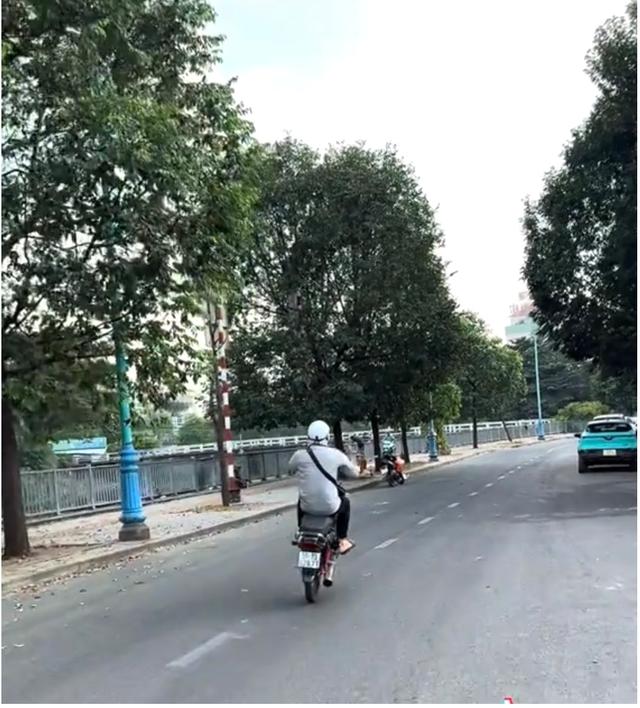 Bốc đầu xe quay TikTok... để khoe, nam thanh niên bị CSGT Hàng Xanh tịch thu xe- Ảnh 1.