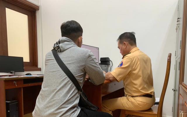 Bốc đầu xe quay TikTok... để khoe, nam thanh niên bị CSGT Hàng Xanh tịch thu xe- Ảnh 2.