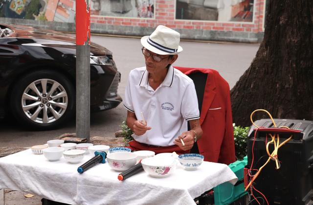 Người đàn ông “gõ chén” mang âm nhạc hòa cùng không khí Giáng sinh - Ảnh 1.
