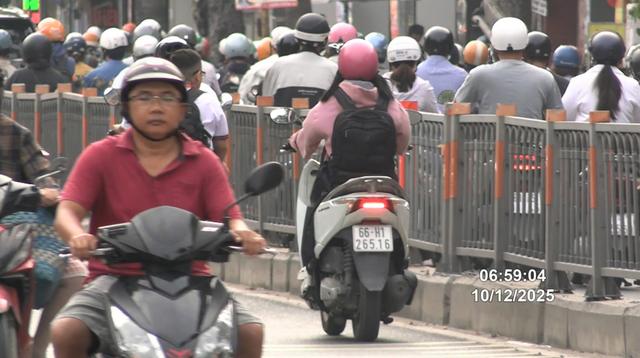 4 phút, 68 xe máy đi ngược chiều lọt vào camera phạt nguội của CSGT TP.HCM- Ảnh 1.