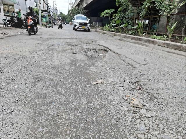 Ổ gà bủa vây trên đường Nguyễn Văn Quỳ - Ảnh 2.