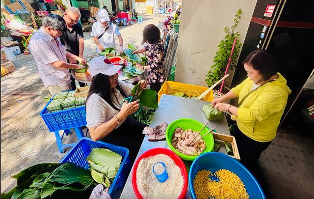 Giá thịt heo, thịt gà, trứng gia cầm... ở TP.HCM giảm sâu để người dân ăn tết - Ảnh 2.