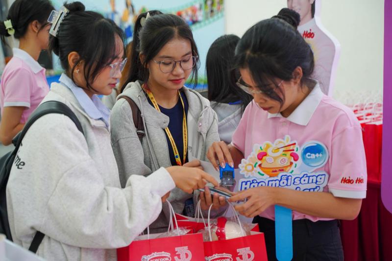 Sinh viên háo hức tìm hiểu sống xanh, chế độ dinh dưỡng theo cách đặc biệt  - Ảnh 3.