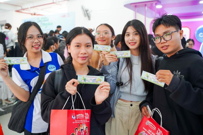 Sinh viên háo hức tìm hiểu sống xanh, chế độ dinh dưỡng theo cách đặc biệt  - Ảnh 1.